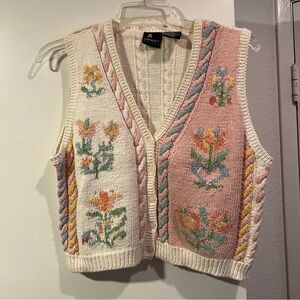 Lizsport Petite - Cream & Pink Floral V-Neck Sweater Vest